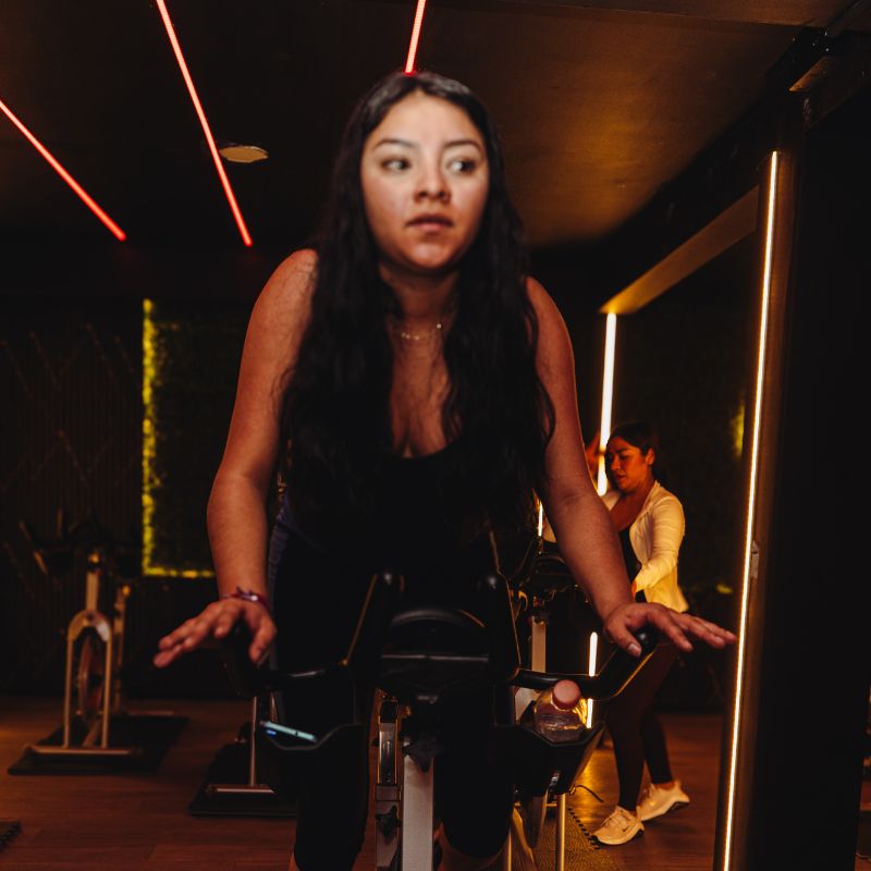 Clase de indoor cycling en acción en LÚMINA Cycle Studio